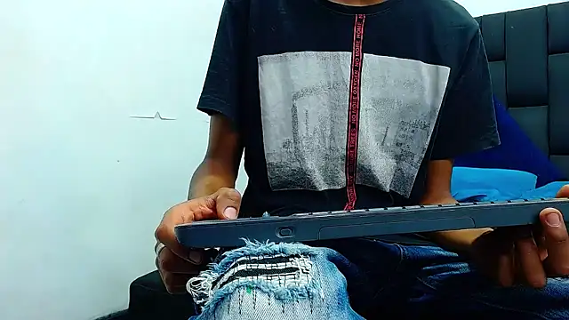 Snapshot of daniel_evans69 chatting on October 7, 12:20 pm daniel evans69 online show from October 7, 12:20 pm