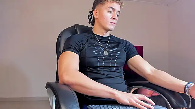 Snapshot of paull_george chatting on September 23, 3:00 pm paull george online show from September 23, 3:00 pm