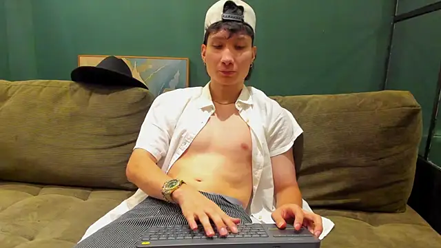 Snapshot of enzo_steel chatting on October 17, 1:42 am enzo steel online show from October 17, 1:42 am