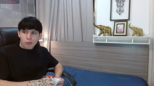 Snapshot of Iantwink18 chatting on October 30, 10:11 pm Iantwink18 online show from October 30, 10:11 pm