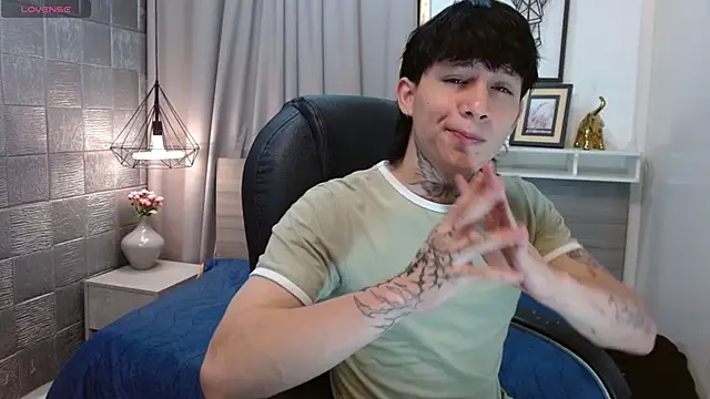 Snapshot of Iantwink18 chatting on October 25, 8:10 pm Iantwink18 online show from October 25, 8:10 pm