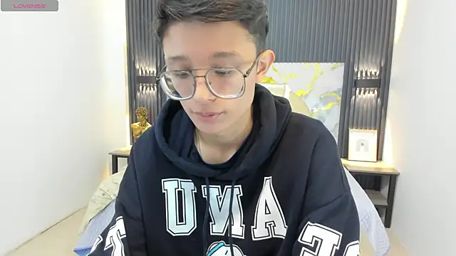 Snapshot of SantiagoRusso18 chatting on September 17, 1:23 pm SantiagoRusso18 online show from September 17, 1:23 pm