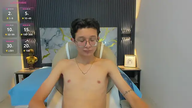 Snapshot of SantiagoRusso18 chatting on October 29, 2:42 pm SantiagoRusso18 online show from October 29, 2:42 pm