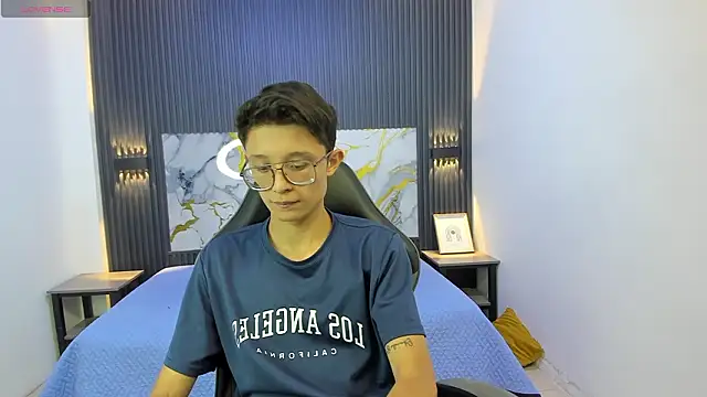 SantiagoRusso18 online show from February 27, 7:35 pm