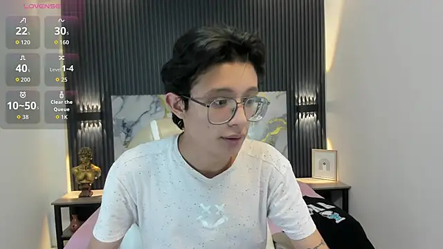 SantiagoRusso18 online show from November 17, 2:14 am