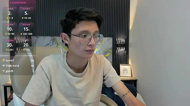 Snapshot of SantiagoRusso18 chatting on October 13, 4:02 pm SantiagoRusso18 online show from October 13, 4:02 pm