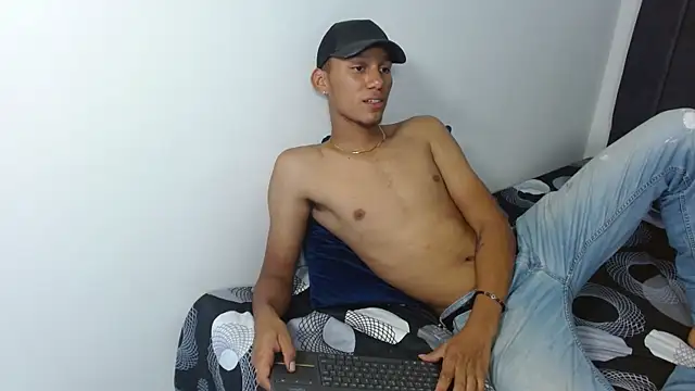 Snapshot of hot_kratoxxx chatting on September 14, 8:00 pm hot kratoxxx online show from September 14, 8:00 pm