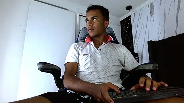 Snapshot of aston_xvera chatting on October 17, 3:21 am aston xvera online show from October 17, 3:21 am