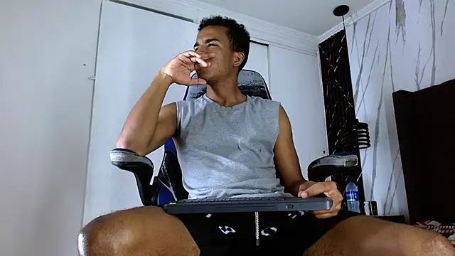 Snapshot of aston_xvera chatting on October 28, 3:20 am aston xvera online show from October 28, 3:20 am