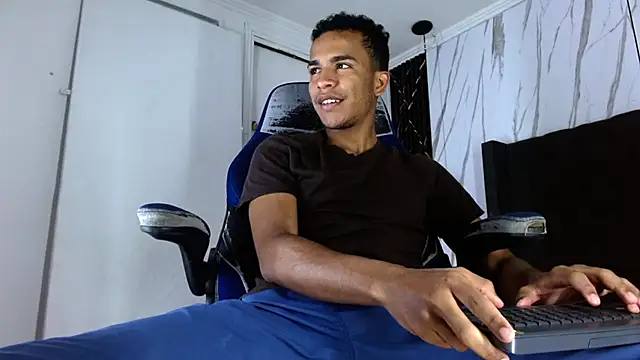 Snapshot of aston_xvera chatting on October 15, 3:58 am aston xvera online show from October 15, 3:58 am