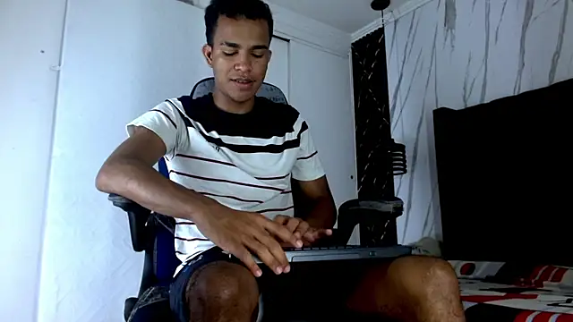 Snapshot of aston_xvera chatting on October 23, 3:32 am aston xvera online show from October 23, 3:32 am