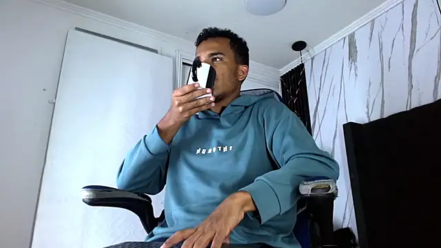 Snapshot of aston_xvera chatting on October 18, 3:33 am aston xvera online show from October 18, 3:33 am