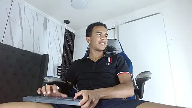 Snapshot of aston_xvera chatting on November 2, 12:15 am aston xvera online show from November 2, 12:15 am