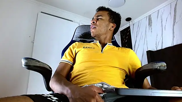 Snapshot of aston_xvera chatting on October 30, 3:41 am aston xvera online show from October 30, 3:41 am