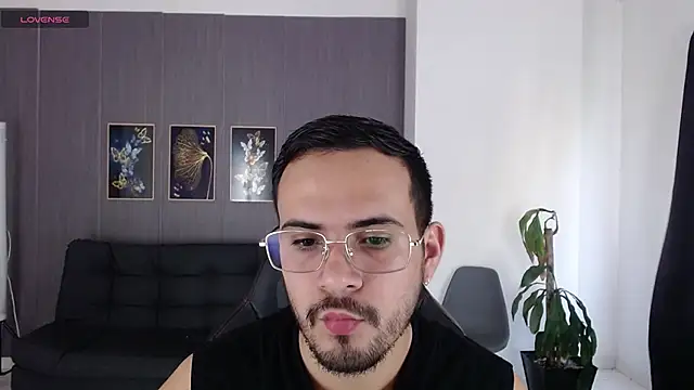 Snapshot of Arontrey21 chatting on September 13, 7:15 pm Arontrey21 online show from September 13, 7:15 pm