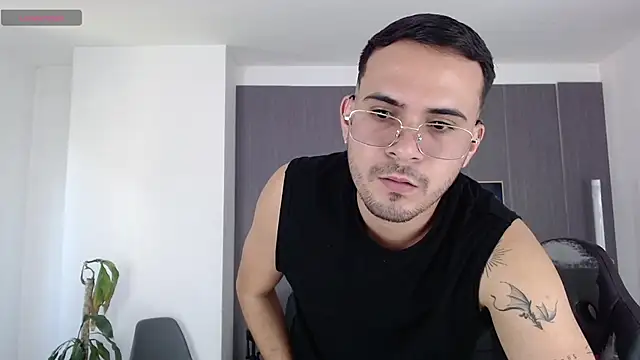 Snapshot of Arontrey21 chatting on September 15, 7:26 pm Arontrey21 online show from September 15, 7:26 pm