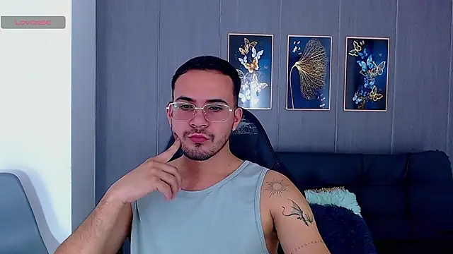 Snapshot of Arontrey21 chatting on September 19, 7:35 pm Arontrey21 online show from September 19, 7:35 pm