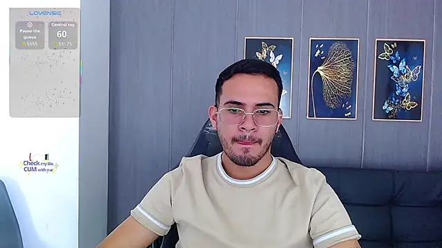 Snapshot of Arontrey21 chatting on September 21, 7:36 pm Arontrey21 online show from September 21, 7:36 pm