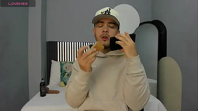 Andrew Lewiss online show from February 4, 2:45 pm