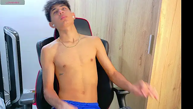 Noah-Garcia online show from November 4, 8:32 pm