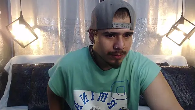 Snapshot of thiago_bos chatting on October 31, 10:51 am thiago bos online show from October 31, 10:51 am