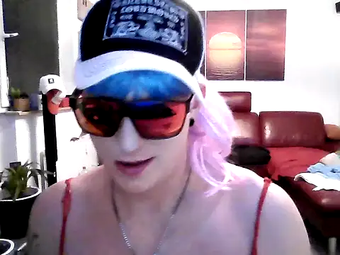 Snapshot of hellgirl1980 chatting on September 15, 6:53 pm hellgirl1980 online show from September 15, 6:53 pm