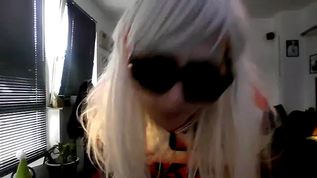 Snapshot of hellgirl1980 chatting on October 6, 2:00 pm hellgirl1980 online show from October 6, 2:00 pm