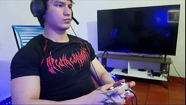 Snapshot of ErickWalton chatting on October 31, 7:45 am ErickWalton online show from October 31, 7:45 am