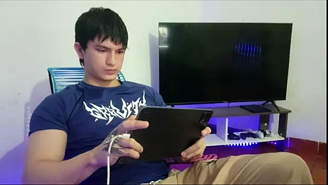 Snapshot of ErickWalton chatting on October 21, 6:49 am ErickWalton online show from October 21, 6:49 am