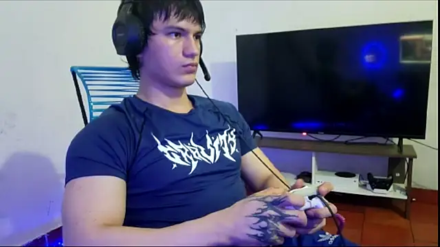 Snapshot of ErickWalton chatting on October 30, 7:43 am ErickWalton online show from October 30, 7:43 am