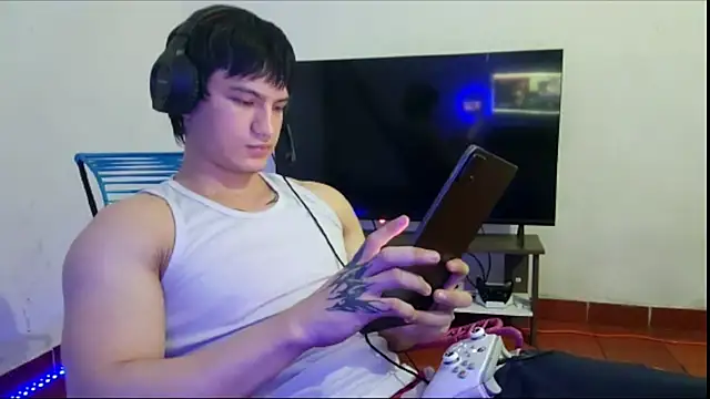 Snapshot of ErickWalton chatting on October 25, 7:10 am ErickWalton online show from October 25, 7:10 am