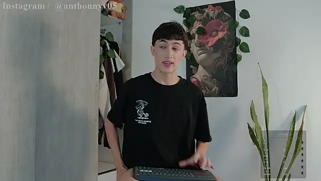 Snapshot of anthonny_05 chatting on September 27, 9:18 am anthonny 05 online show from September 27, 9:18 am
