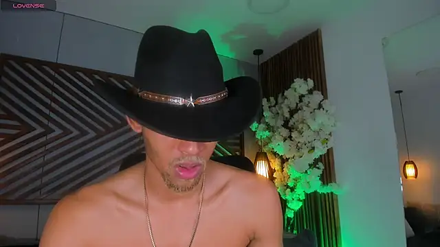 Snapshot of B_Wild chatting on October 29, 4:04 am B Wild online show from October 29, 4:04 am