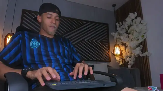 Snapshot of B_Wild chatting on October 28, 4:04 am B Wild online show from October 28, 4:04 am