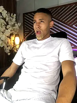 Snapshot of B_Wild chatting on November 1, 4:27 am B Wild online show from November 1, 4:27 am