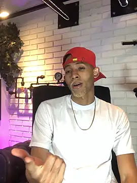 Snapshot of B_Wild chatting on September 24, 4:12 am B Wild online show from September 24, 4:12 am
