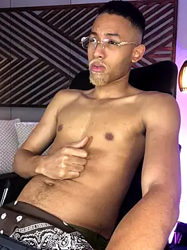 Snapshot of B_Wild chatting on October 15, 5:37 am B Wild online show from October 15, 5:37 am