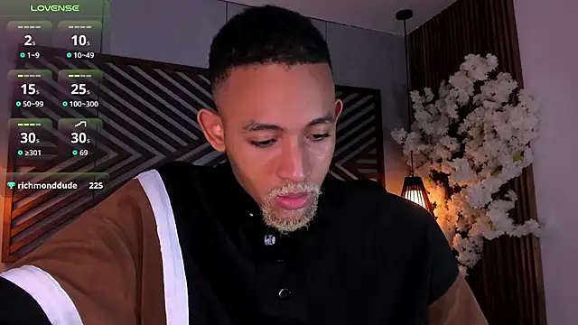 B Wild online show from November 15, 5:09 am