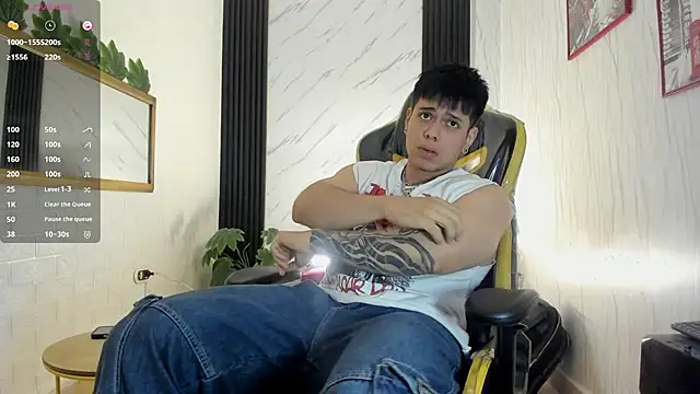 Snapshot of xKevyn chatting on October 28, 12:29 pm xKevyn online show from October 28, 12:29 pm