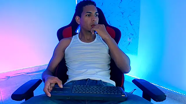 Snapshot of lorian_vikel chatting on October 27, 9:39 pm lorian vikel online show from October 27, 9:39 pm