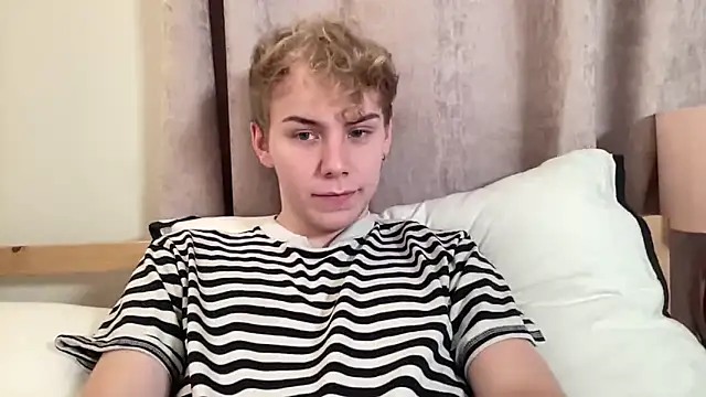 Snapshot of scottishtwink01 chatting on September 19, 12:35 am scottishtwink01 online show from September 19, 12:35 am