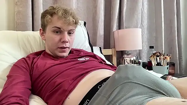 Snapshot of scottishtwink01 chatting on September 14, 12:01 am scottishtwink01 online show from September 14, 12:01 am