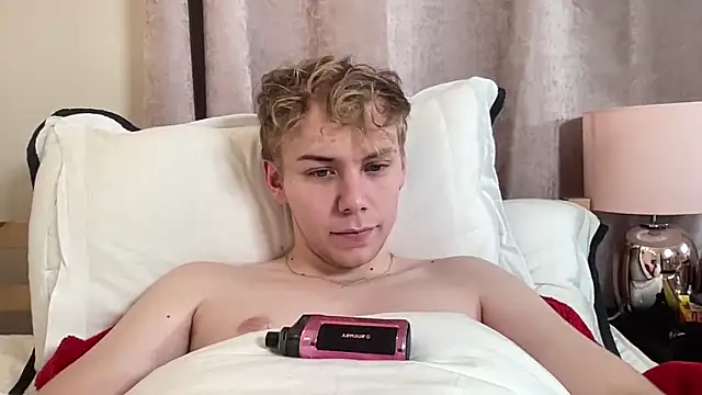Snapshot of scottishtwink01 chatting on September 21, 3:06 am scottishtwink01 online show from September 21, 3:06 am