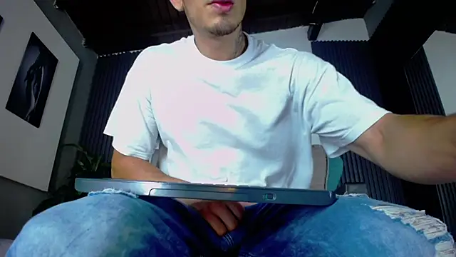 Snapshot of John_Apolo1 chatting on September 15, 11:33 am John Apolo1 online show from September 15, 11:33 am