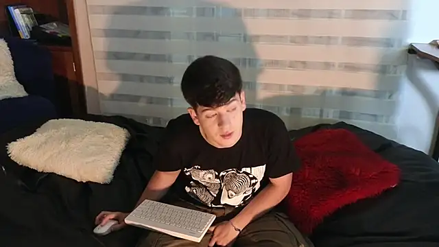 tightncuteass online show from March 19, 1:42 am