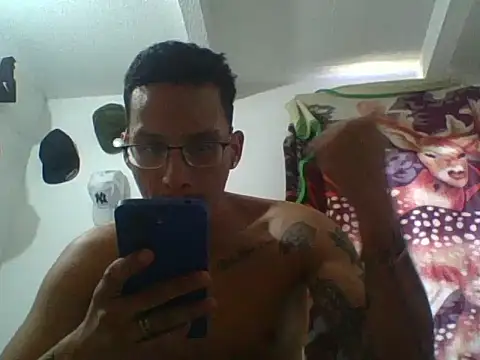 Snapshot of bluc96cm chatting on September 22, 1:43 pm bluc96cm online show from September 22, 1:43 pm