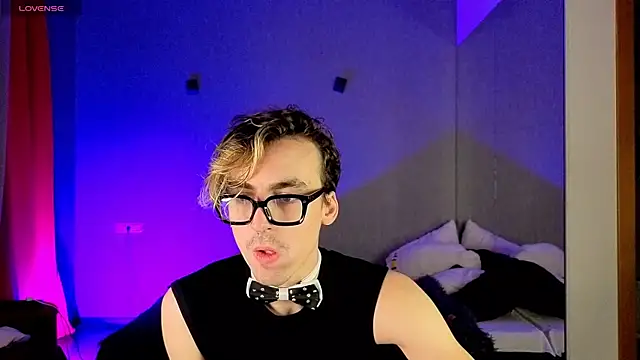 OLIVER  MARTINEZ online show from October 13, 5:24 am