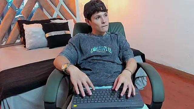 Snapshot of kraven_lust chatting on October 4, 3:33 am kraven lust online show from October 4, 3:33 am