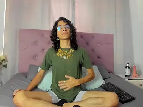 Snapshot of EthanBlackwoodd chatting on October 9, 8:03 pm EthanBlackwoodd online show from October 9, 8:03 pm
