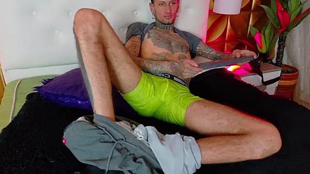 Snapshot of HellBoyInk chatting on October 9, 8:47 pm HellBoyInk online show from October 9, 8:47 pm